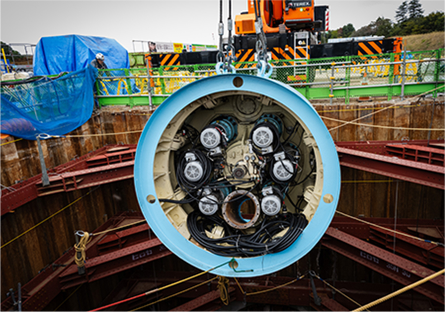 掘進機（Φ2600mm）を立坑に吊降ろし
