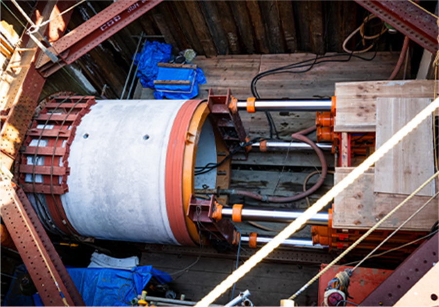 ジャッキの力で推進管を推し進める